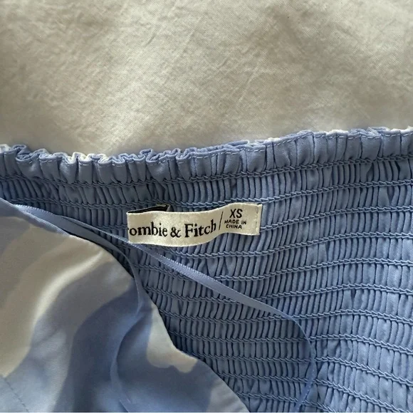 ABERCROMBIE BLUE AND WHITE PATTERN CROP TOP - Picture 4 of 4